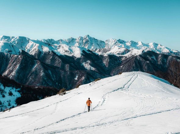 A la conquête des sentiers enneigés en raquette