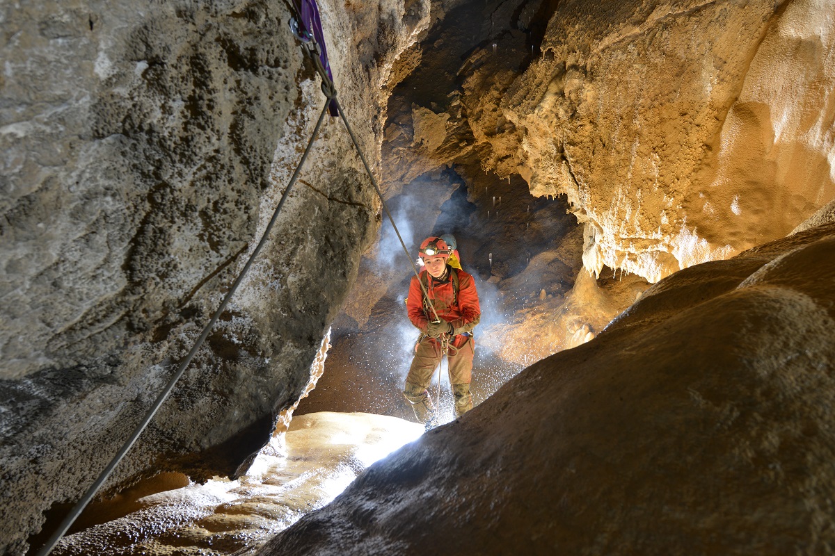 Spéléologie avec initiation au rappel sur cordes – demi-journée avec Objectif Spéléo