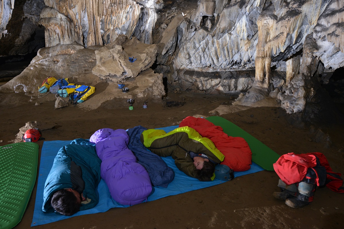 Spéléologie : Bivouac souterrain avec Objectif Spéléo