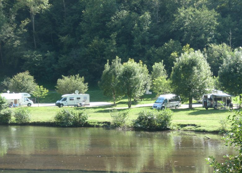 Très belle aire de camping car au bord de la rivière et a deux pas du village, le tout dans un cadre de moyenne montagne au calme…