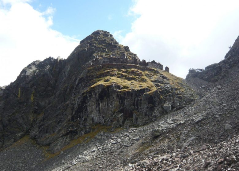 L’arrivée au piton rocheux abritant les vestiges miniers