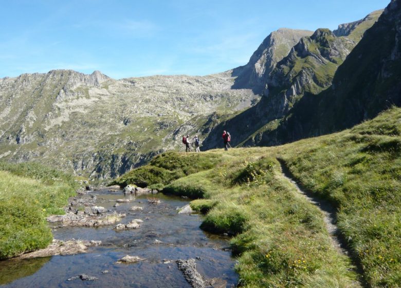 Le déversoir de l’étang long et en face le massif du Mont Valier
