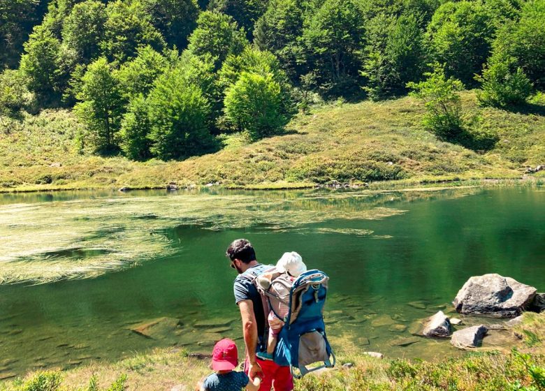 Famille au bord de l’étang