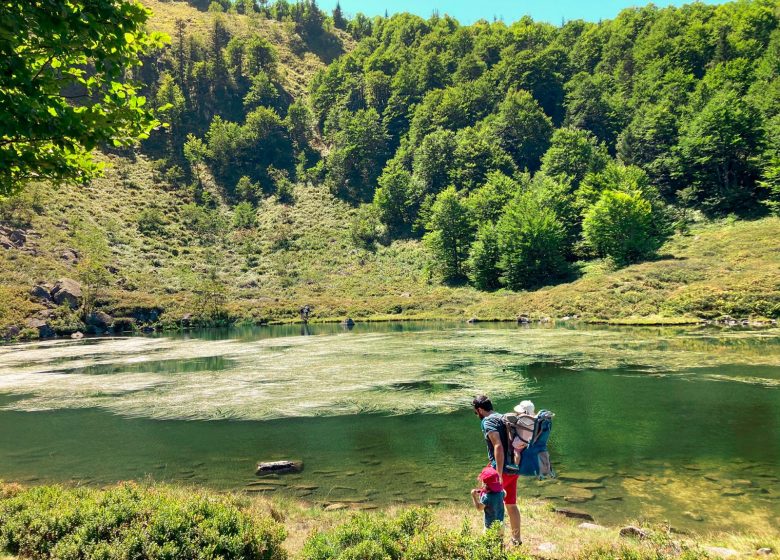 Famille au bord de l’étang de Labant