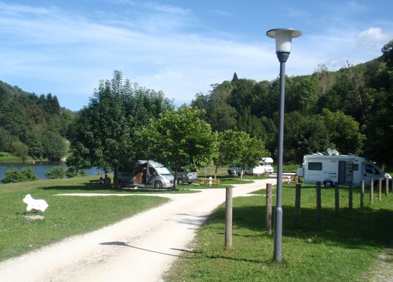 Très belle aire de camping car au bord de la rivière et a deux pas du village, le tout dans un cadre de moyenne montagne au calme…