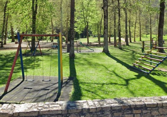Aire de jeux publique pour enfants du parc thermal