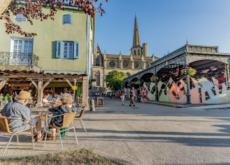 GR®78 Piémont Pyrénéen – Terrasses sur la Place des Couverts lors du Festival MIMA