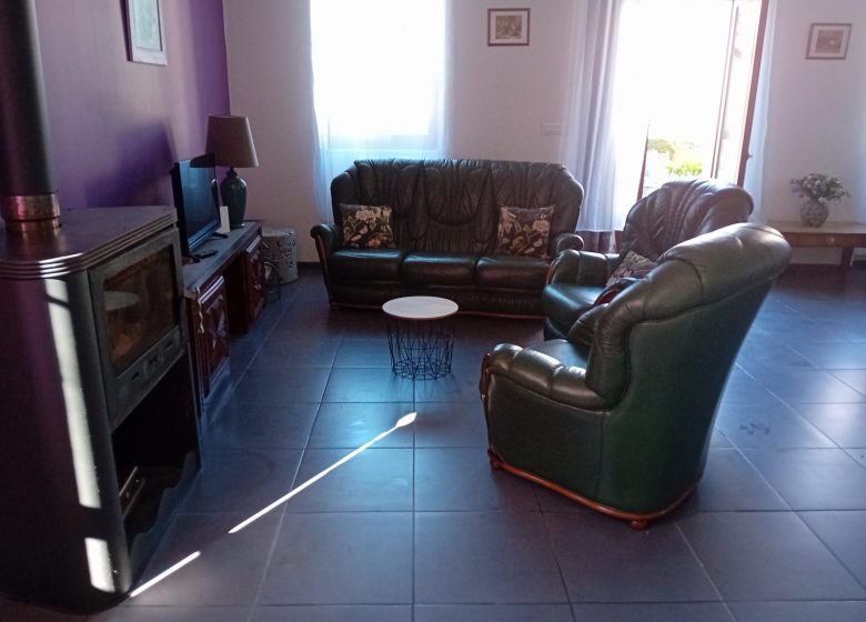 coin salon /poele à bois, avec télévision et wifi