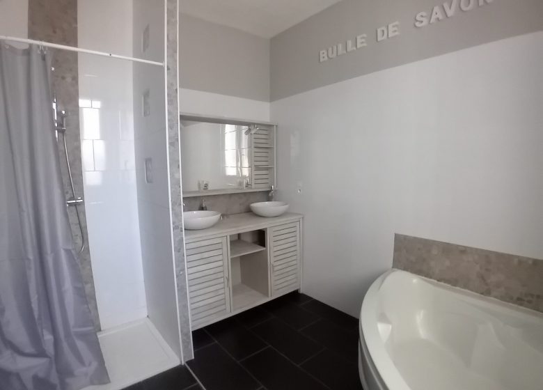 salle de bain, baignoire et douche à l&rsquo;italienne avec double vasque