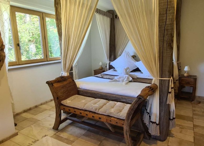 Chambre lit à baldaquin