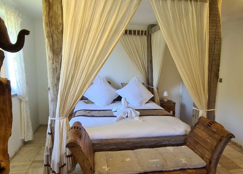 Chambre lit à baldaquin