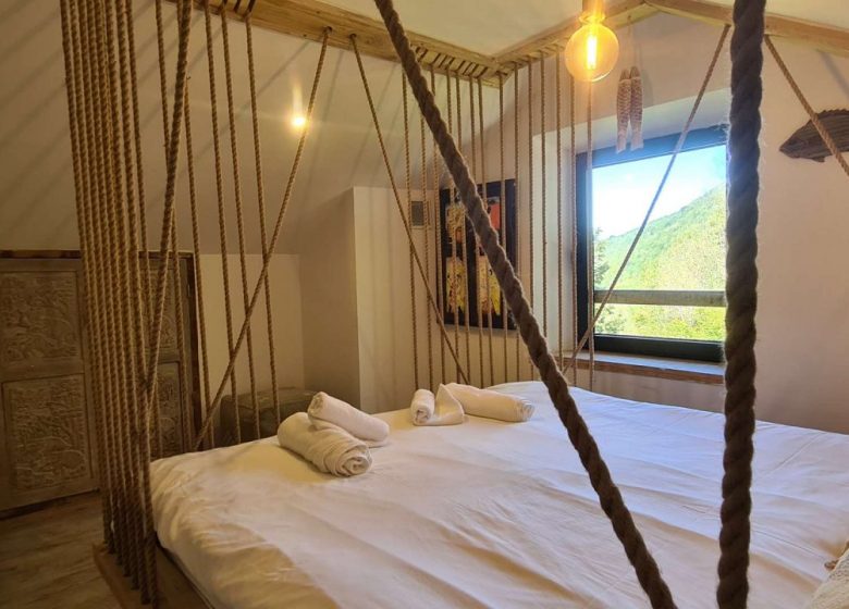 Chambre lit à baldaquin