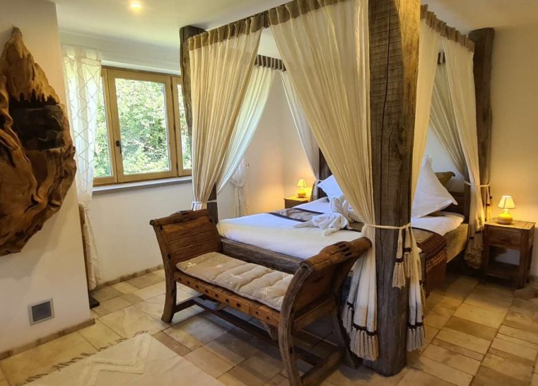 Chambre lit à baldaquin