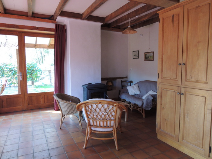 salon avec chauffage au bois.JPG