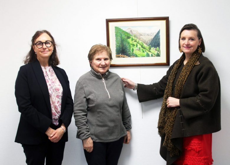 Fille de François Rieu-Castaing, Arlette Lyonnet (au centre) a remis les tableaux de l’artiste à Nathalie Caujolle, adjointe au maire chargée de la culture et du patrimoine et à Eléna Berg, responsable de La Maison de la Citoyenneté