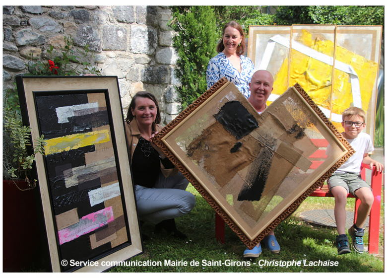 Avec de l&rsquo;artiste Marek WITT : maire-adjointe à la culture Nathalie Caujolle, la coordinatrice de la Maison de la Citoyenneté Elena Berg-Bonnière, accompagnées de Côme, membre du conseil municipal des enfants