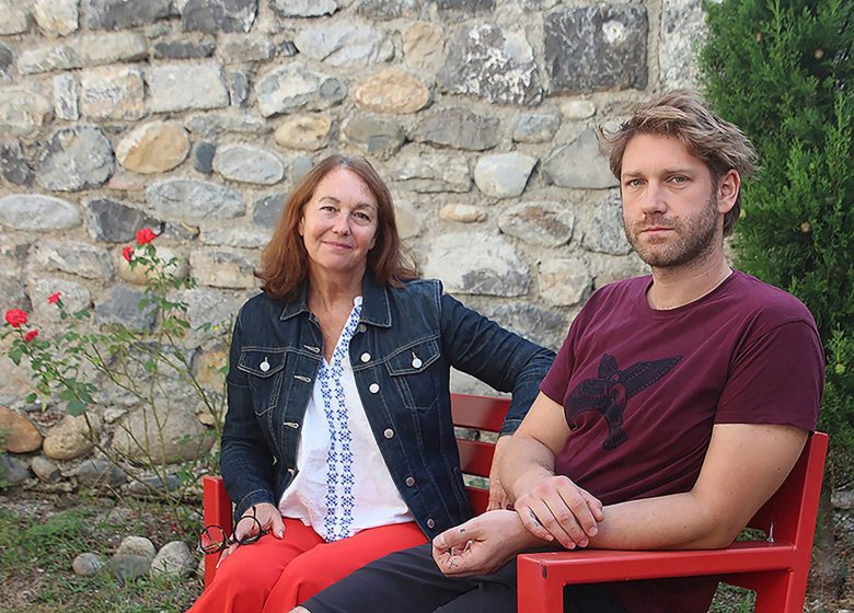 L&rsquo;artiste Sylvain KONYALI aux côtès de Nathalie CAUJOLLE, la maire-ajointe à la culture