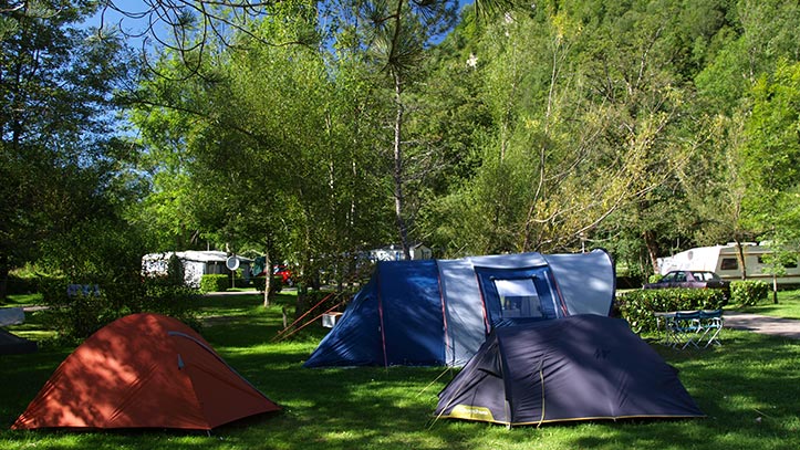 emplacements de tentes ombragés