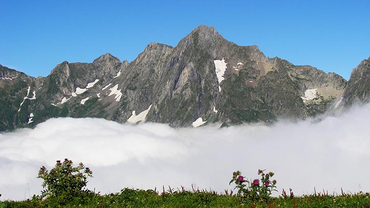 Mont Valier au-dessus de la mer de nuages depuis le pic de Fonta